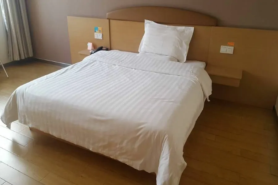 Hotel 7Days Premium Zhengzhou Jingsan Road Century Lianhua 2*,  Čína